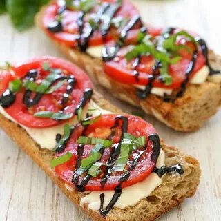 Бутерброды с беконом и сыром и помидорами