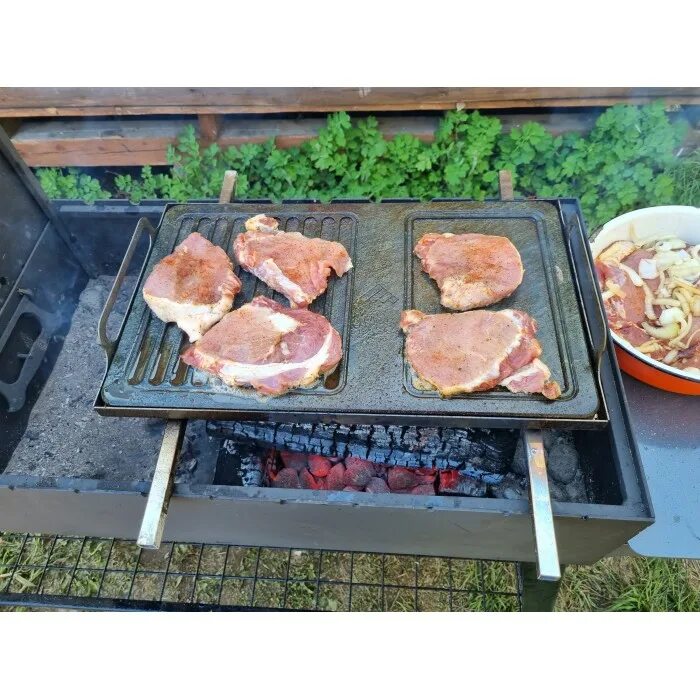 Стейк на камне. Каменный гриль "monolit". Мясо на решетке. Камень для гриля на мангал. Мясо на вулканическом камне.