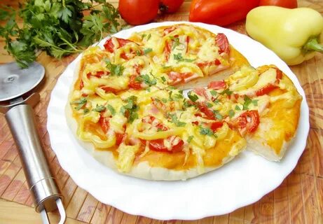 Простая пицца с колбасой и помидорами