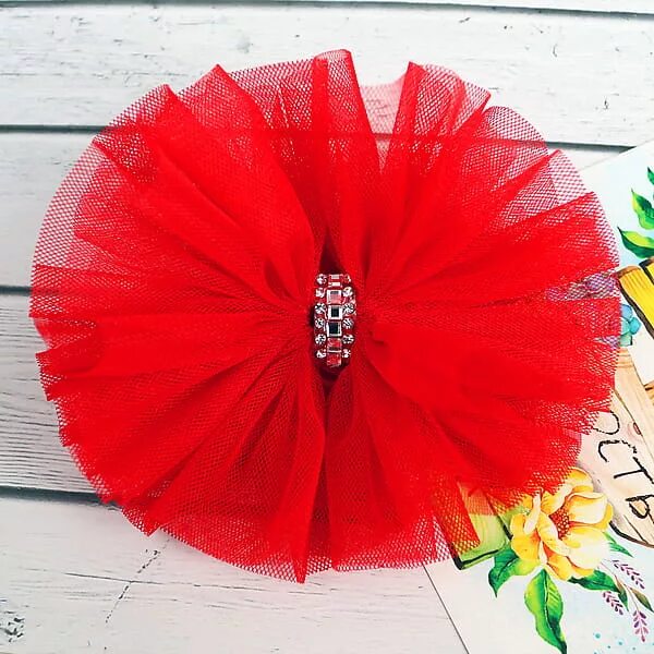 Пышные бантики из фатина. Бантики из фатина мк. Бантики из фатина своими. Школьные банты из фатина. Объемный бант.