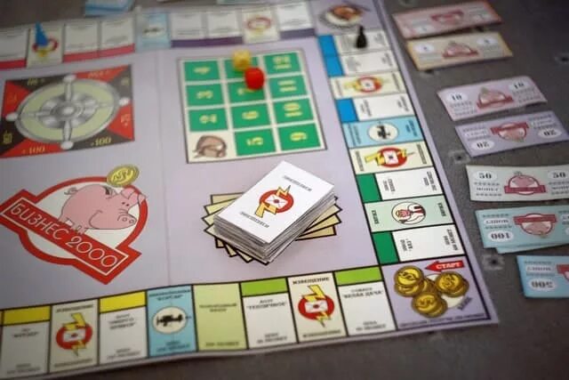 Настольные игры 90. Настолка ворлд оф варкрафт. "тайны темного владыки" пнп. Настольные игры нулевых. Игра бизнес 2000.