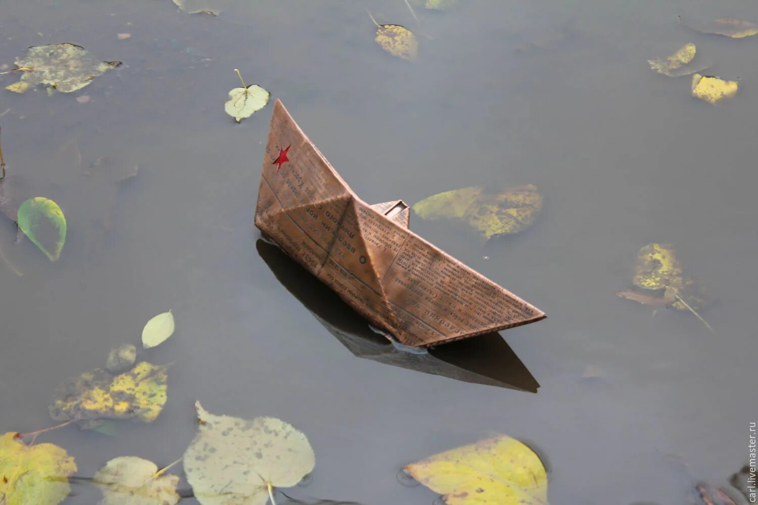Кораблик из бумаги я по ручью. Бумажный кораблик. Кораблик из листьев. Бумажный кораблик в ручье. Кораблик из листика.