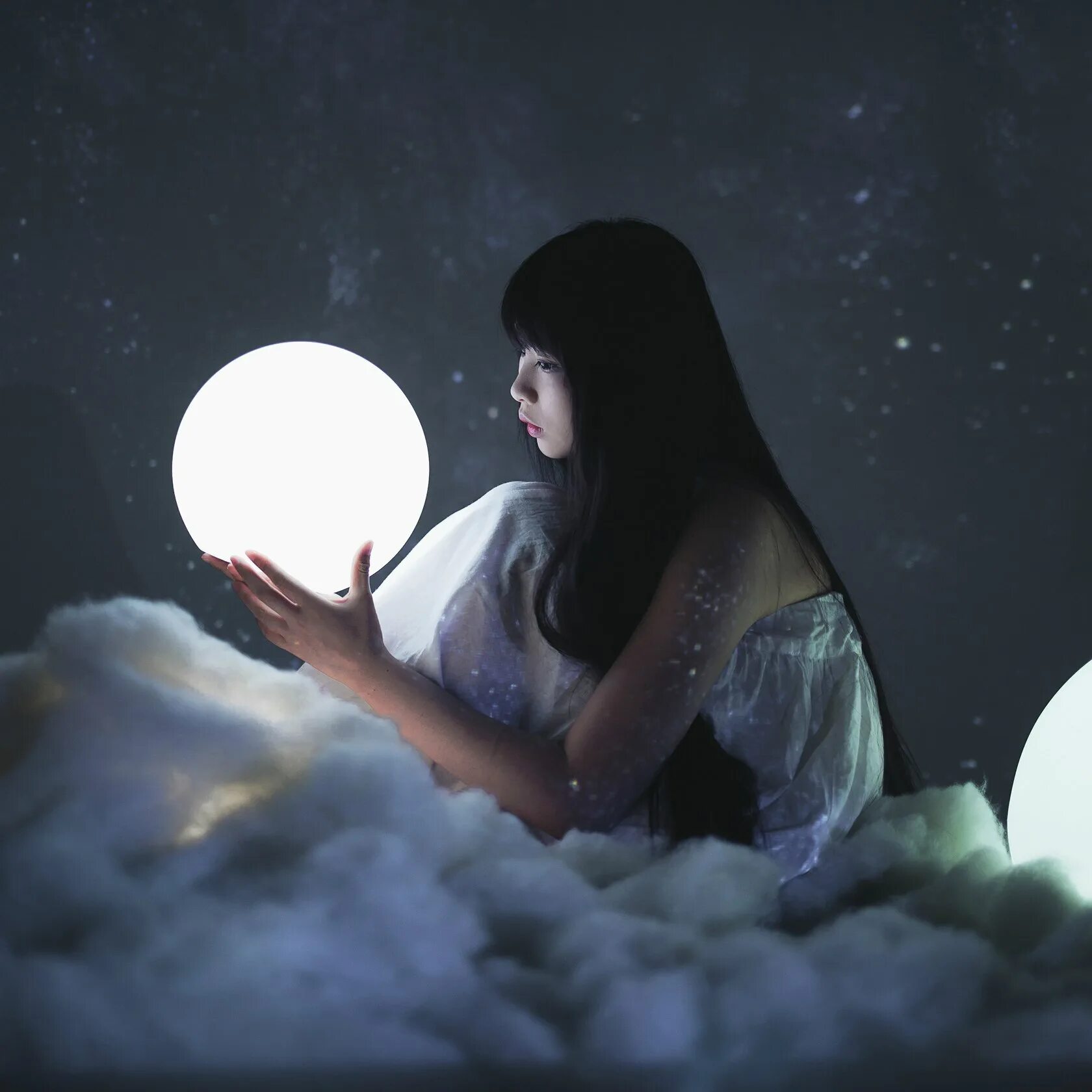 Девушка-Луна. Лунная девушка. Девушка с луной в руках. Девушка с шаром в руках.