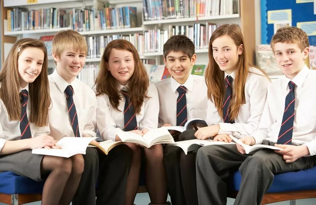 Secondary school pupils. Подростки в школе. Класс с учениками. Школьники старших классов. Современные старшеклассники.