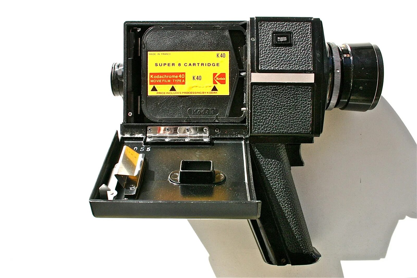 Кинокамера делает 32 за 2. Kodak super 8. Super 8mm камера. Super 8 камера. Кинокамера 8 мм КОДАКЪ.