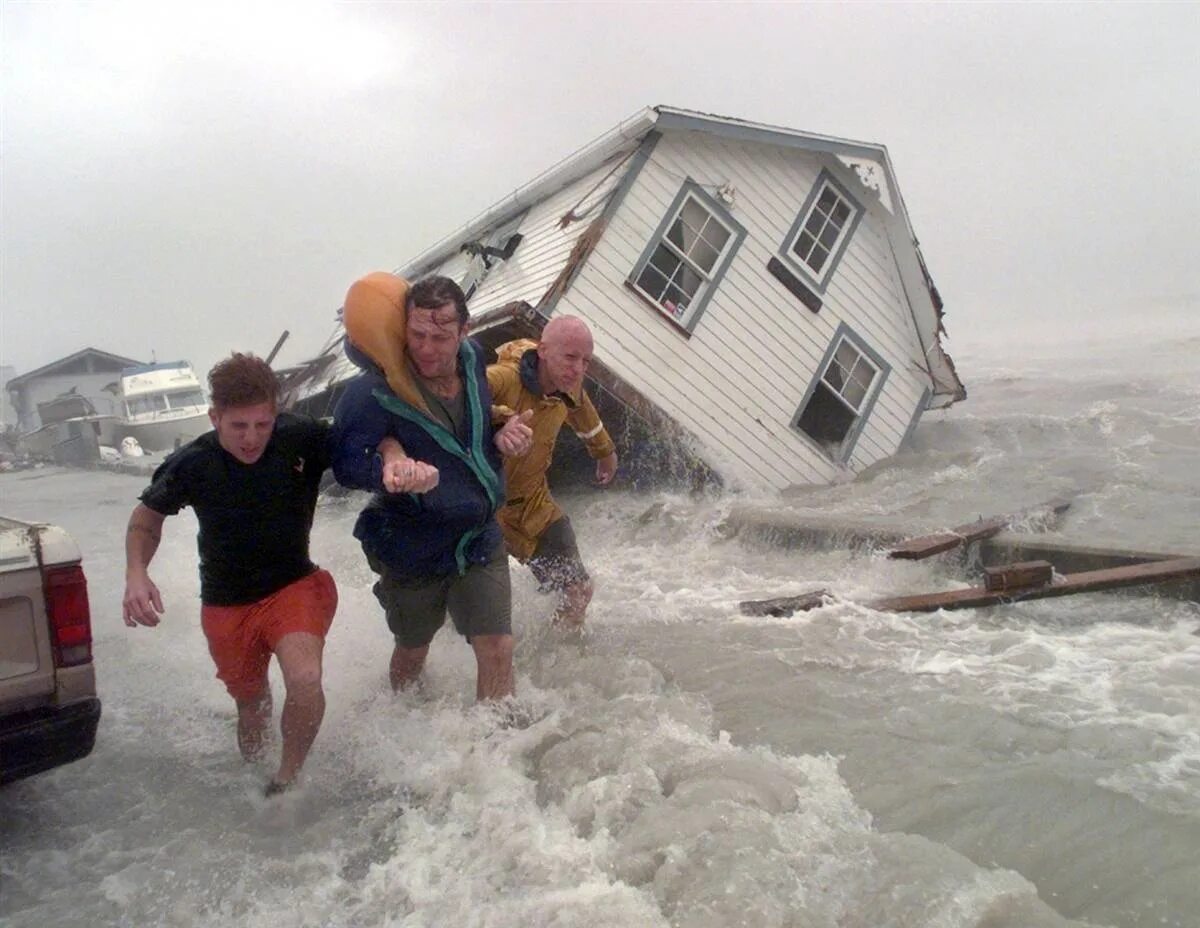 Flood natural disaster. Стихийные бедствия. Стихийные бедствия наводнение. Стихийные бедствия и человек. Природные катастрофы фото.