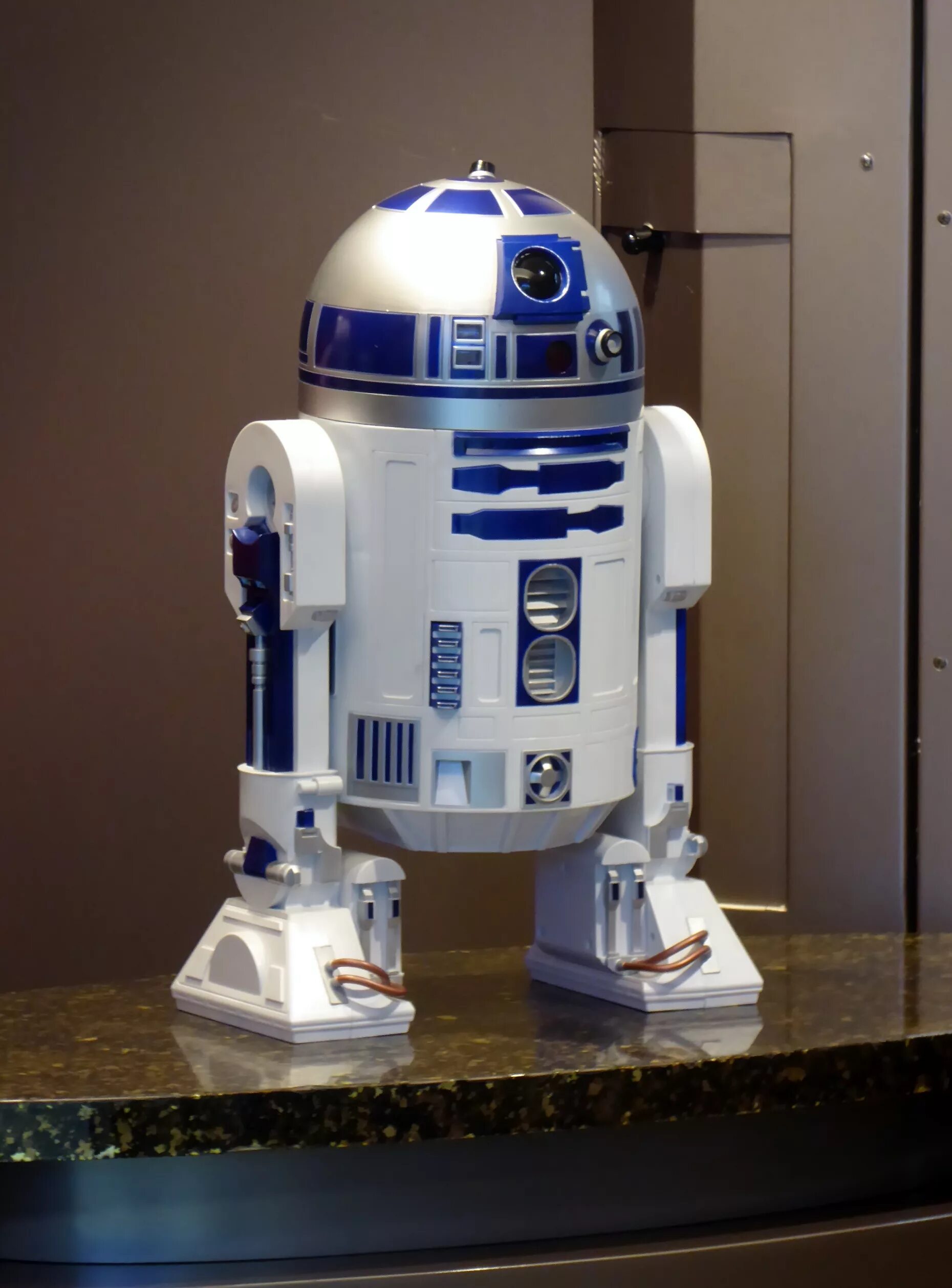 Робот из звездных воинов. Р2д2 звездные войны. r2d2 робот звездные войны. робот мусорка r2d2. р2 д2 изгой один.