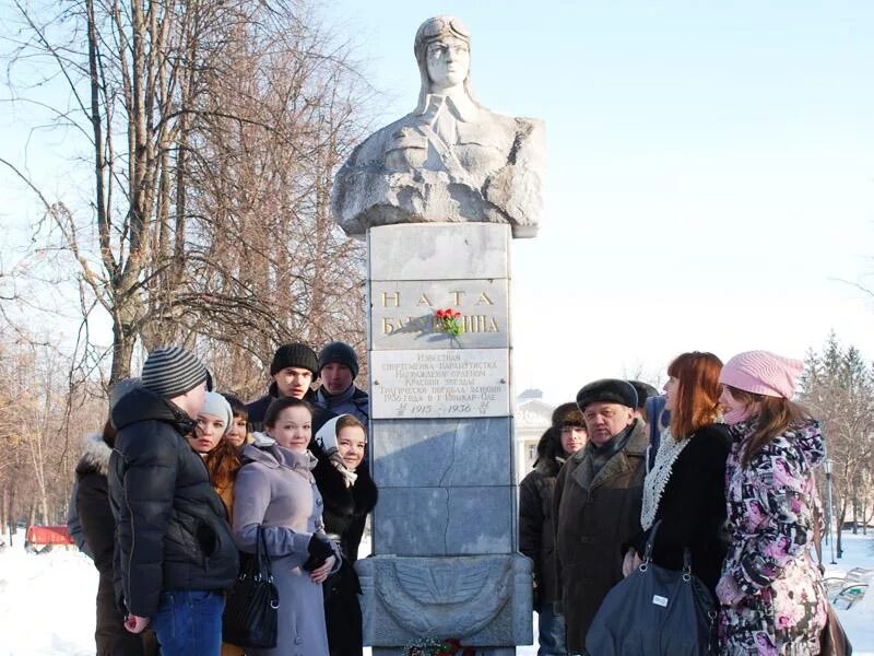 Памятник Наты бабушкиной в Йошкар-Оле. Ната Бабушкина памятник. Ната Бабушкина парашютистка. Сквер Наты бабушкиной в Йошкар-Оле. Наты бабушкиной кострома