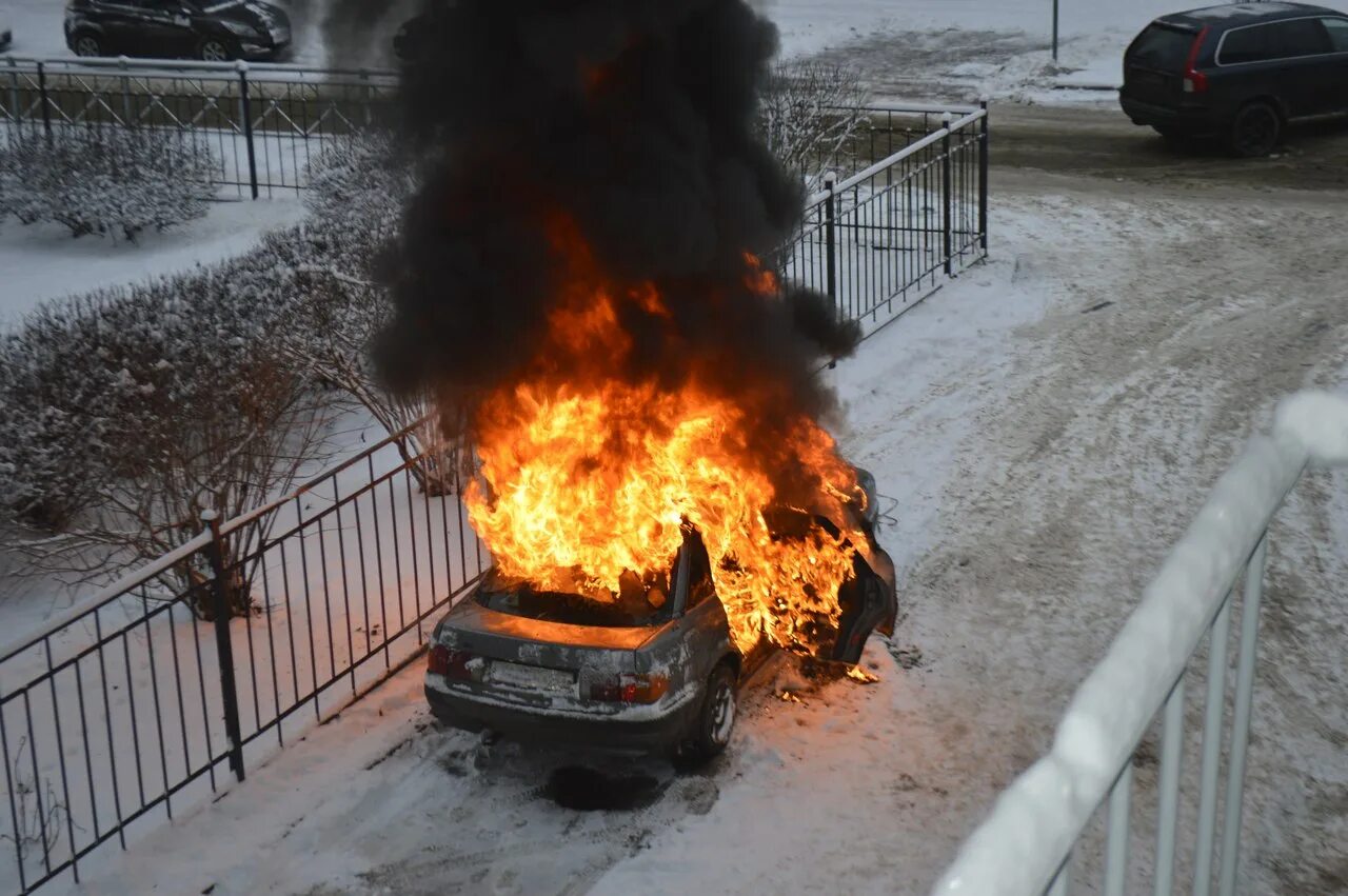 Горящий автомобиль зима. Горит автомобиль зимой. Сгорел вход