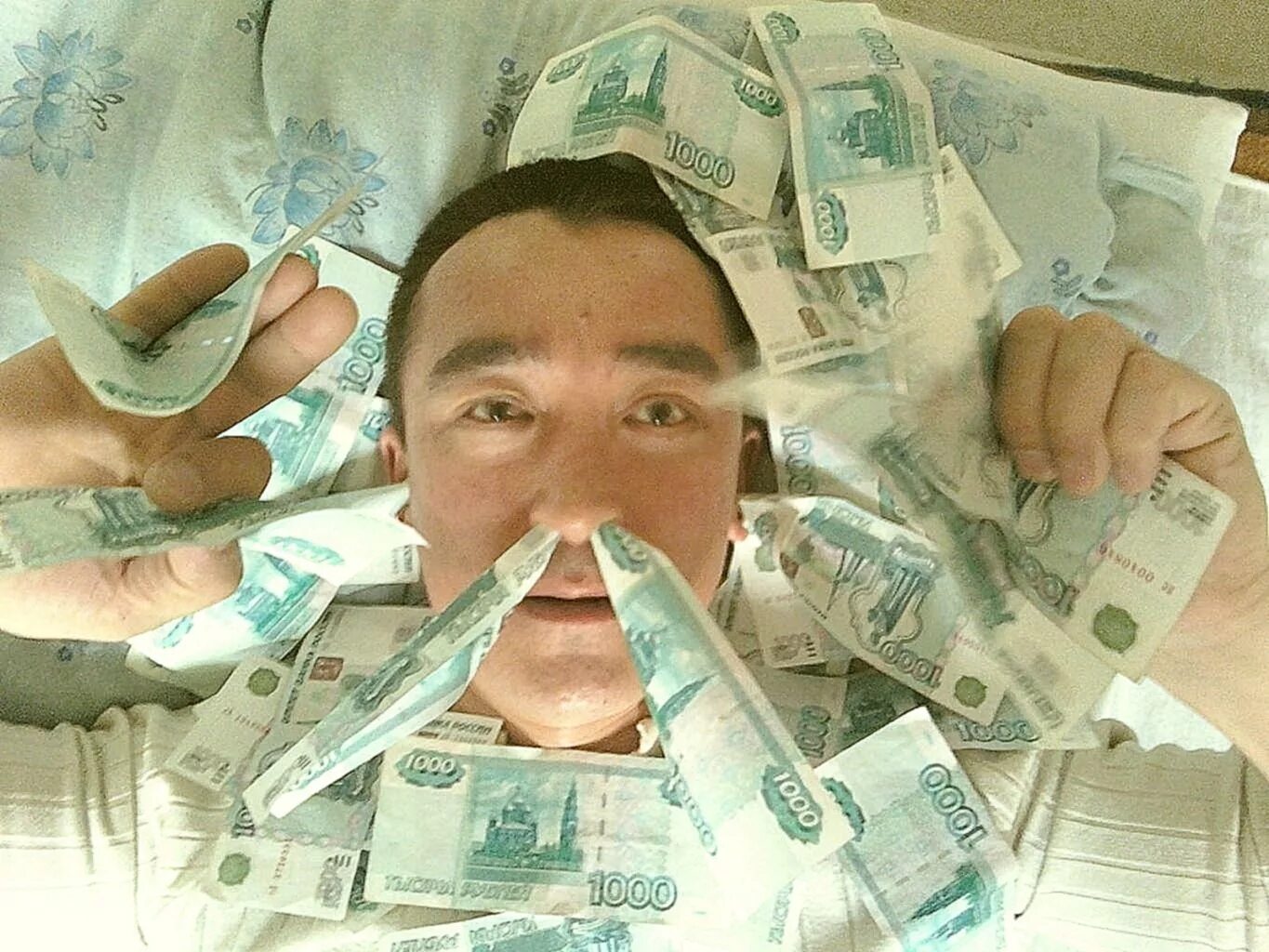 смешной парень с деньгами. баба с деньгами. чуваки на деньгах. самые некрасивые купюры мира. купается в деньгах.
