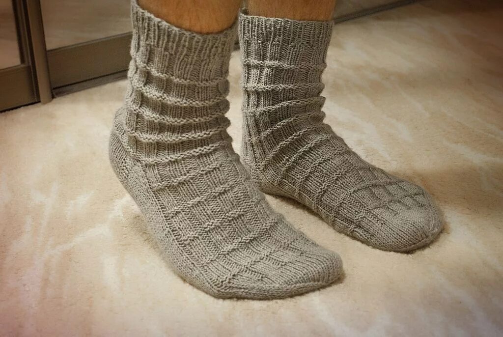 Связать носки 42 размера. Вязаные мужские носки. Носки мужские вязаные спицами. Мужские носки связанные спицами. Носки вязаные серые.