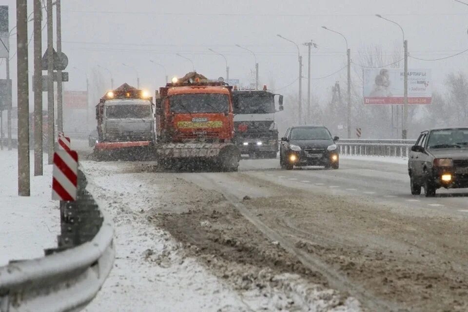 Снег м 4. Снегопад на трассе м4 дон сейчас. м4 дон сейчас снег. ростов на дону ситуация на дорогах сейчас. снегопад в ростовской области.
