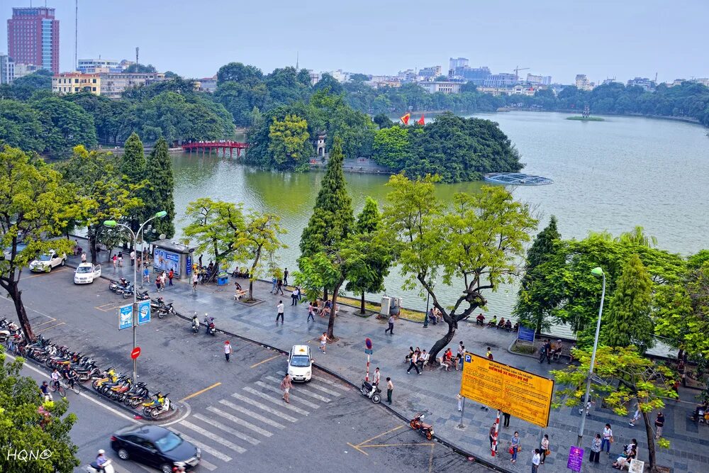 Ханой в июне. Ханой набережная. Ханой улицы фото туристов. 1 Мая Ханой. People exercising Lake hoan kiem, in Hanoi, Vietnam.
