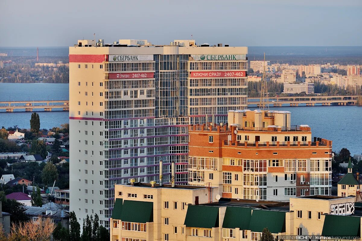 Стекло левый берег. Многоэтажки Воронеж Воронеж. Высотки Воронежа в центре. Дом с кораблем Воронеж. Воронеж зеленая высотка.