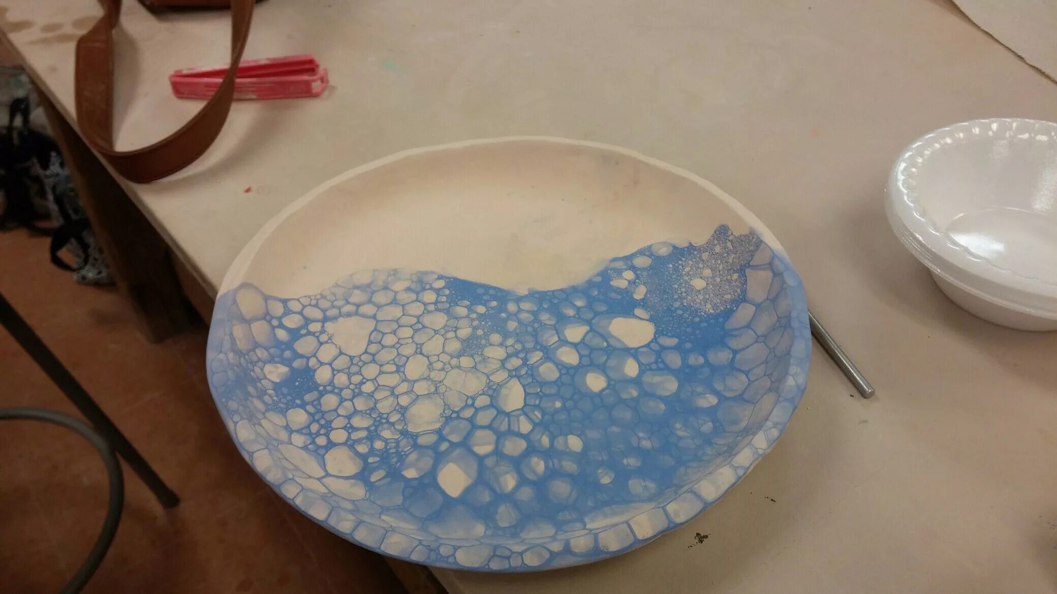 Техника бабблз керамика. Заливка пряников. Эффект кракле керамика. Трещинки на глазури. Кракелюр на глазури.