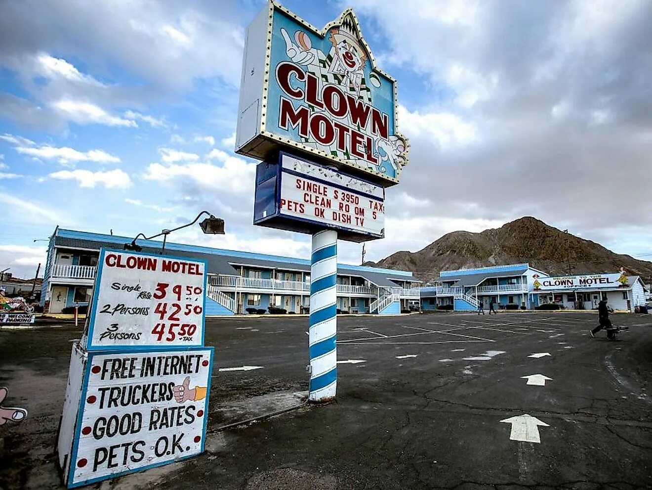 Мотель клоун. Motel Clown in Nevada. Мотель клоунов в США.