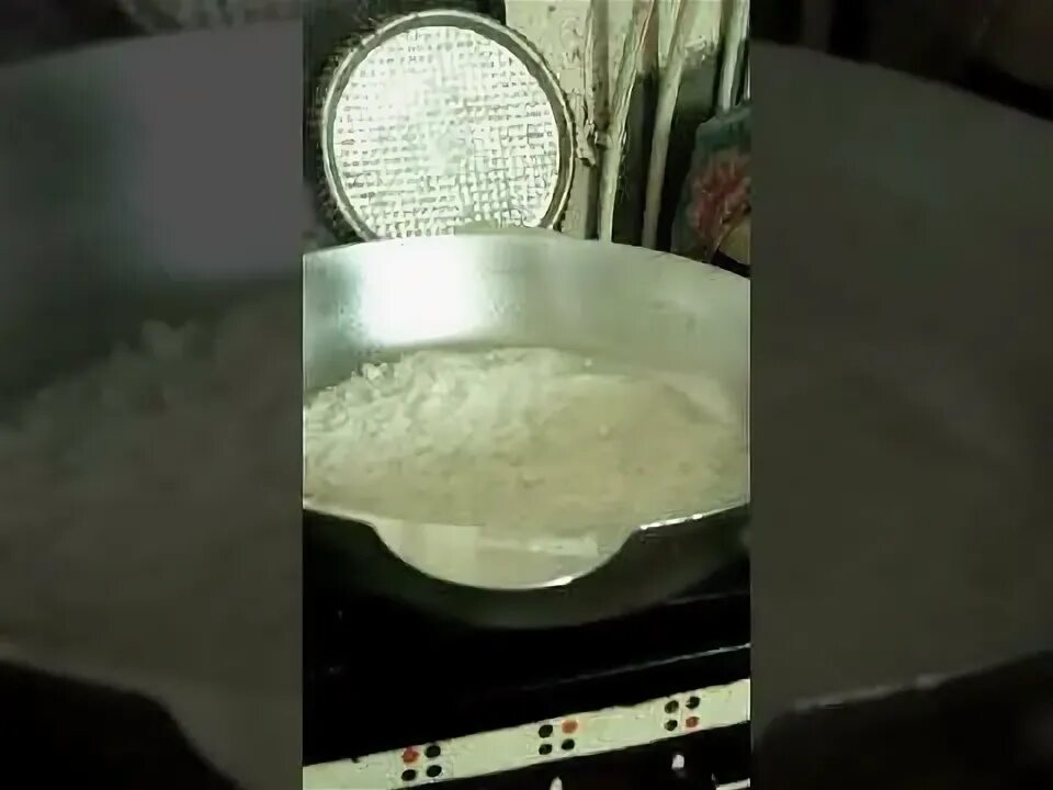 Как прокалить чугунную сковороду солью на плите. Как прокалить чугунную сковороду солью на плите