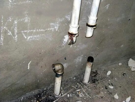 Трубы отопления в подъезде. Газовая труба в подъезде. батарея в подъезде. отрезать трубу отопления.