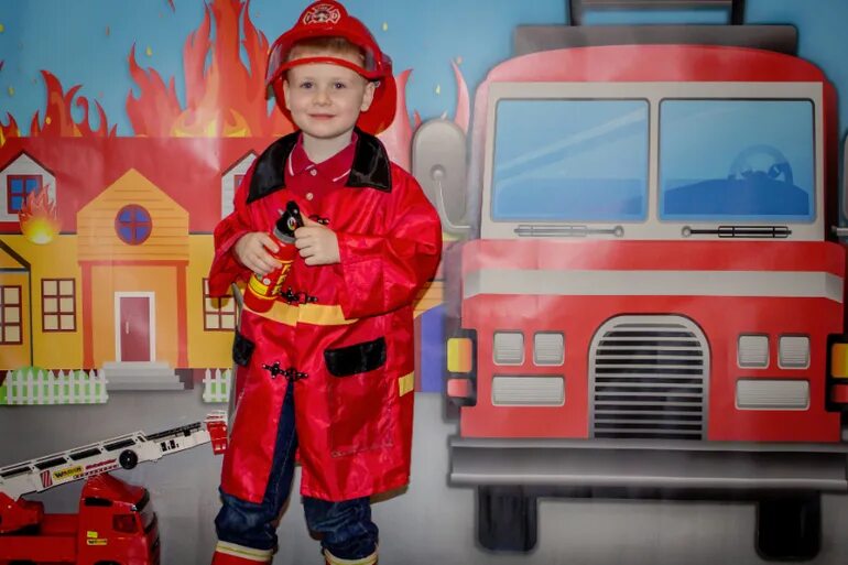 Утренник пожарная безопасность. Пожарный для детского сада. Утренник пожарная безопасность. Утренник пожарная безопасность. Плакат безопасный новый год.