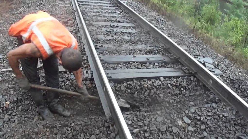 Меняет рельсы. Смерть на желенойдороге. Выгрузка рельс. Меняет рельсы. Смена шпал.