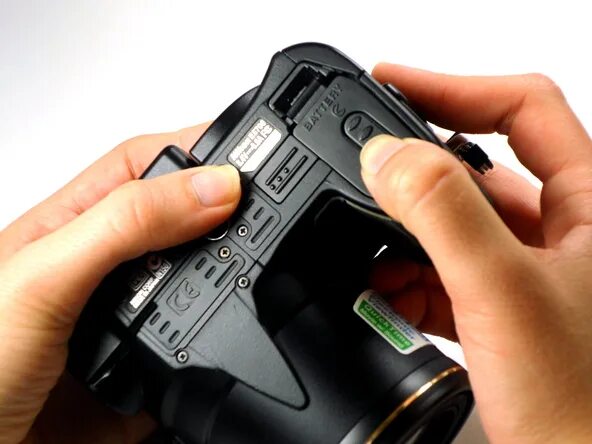 Как открыть отсек для батареек. Фотоаппарат nikon coolpix с аккумулятором. отсек фотокамеры для батарейки. батарейный отсек фотоаппарата.