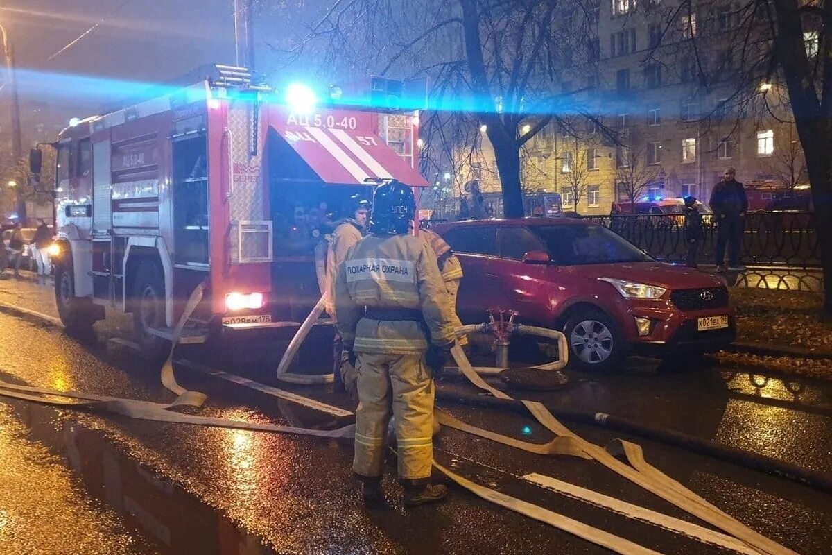 Пожар на кирочной. Пожар в Москве. Пожар в Санкт-Петербурге. Пожарники вечером.