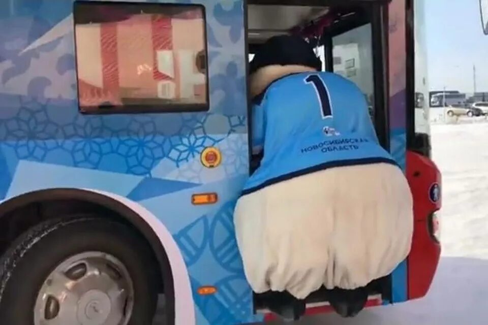 Толстожопый снеговик видео. Толстопопый снеговик. снеговик в автобусе. маскот толстожопый снеговик. толстожопый снеговик эй эй.