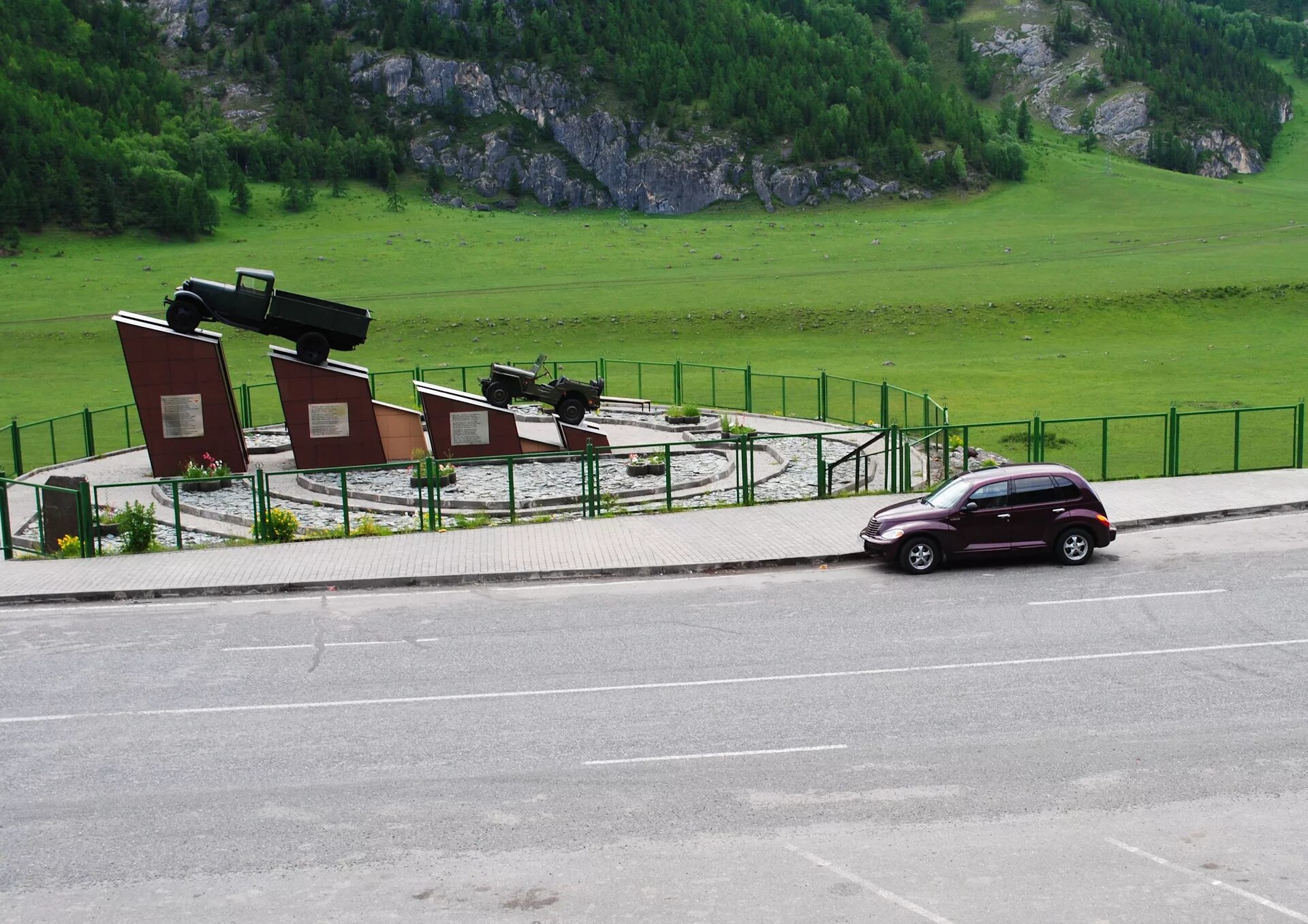 Колька снегирев чуйский тракт памятник. Чуйский тракт снегирев. Пямятник колье снигириву. Чуйский тракт снегирев. Чуйский тракт памятник кольке снегирёву.