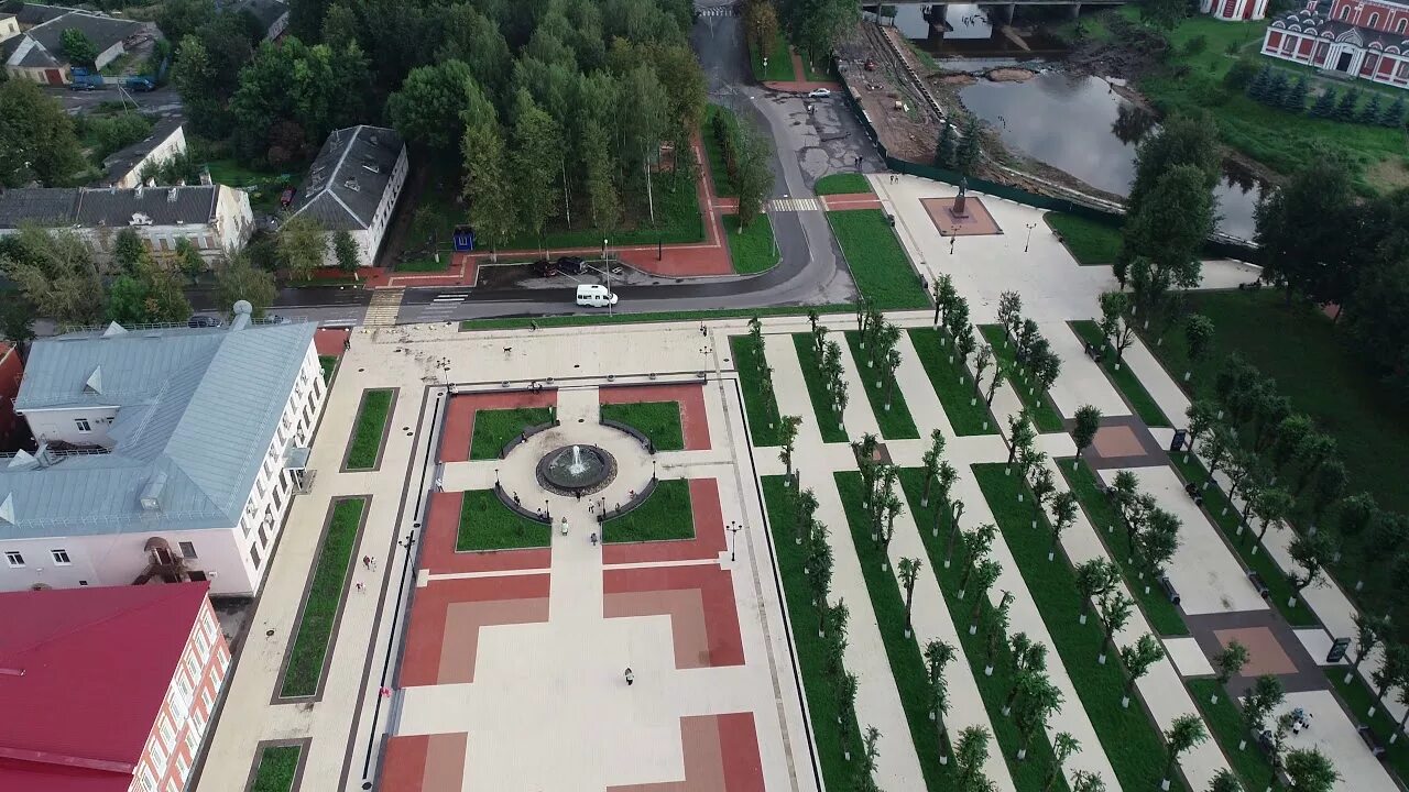 Площадь старой руссы. Старая русса башня фонтан. Водонапорная башня старая русса. Старая русса центр города. Соборная площадь старая русса.