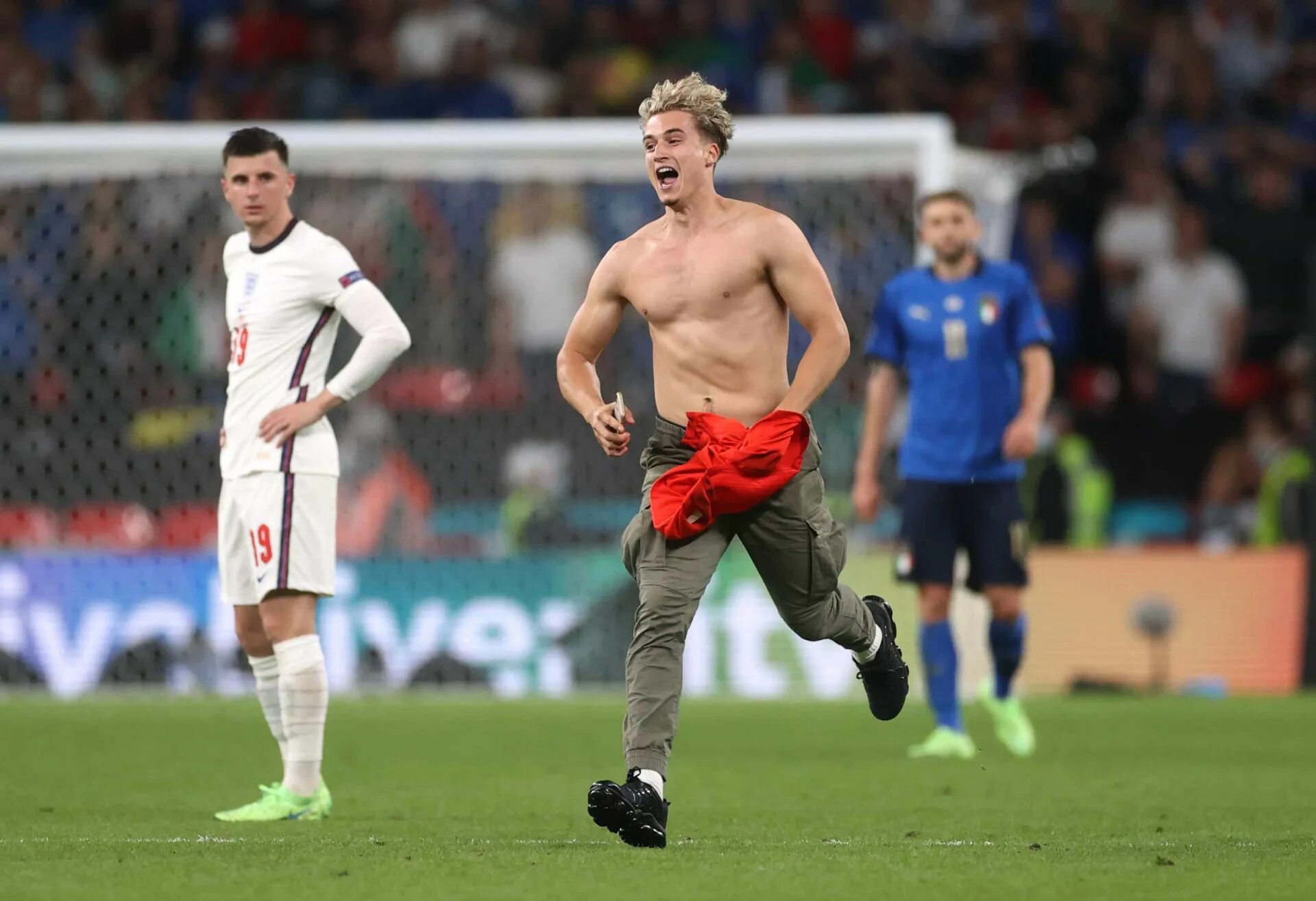 1 4 футбол 2020. Англия Италия финал евро 2020. Италия чемпион Европы 2020. Фанат выбежал на поле. Сборная Англии мемы.