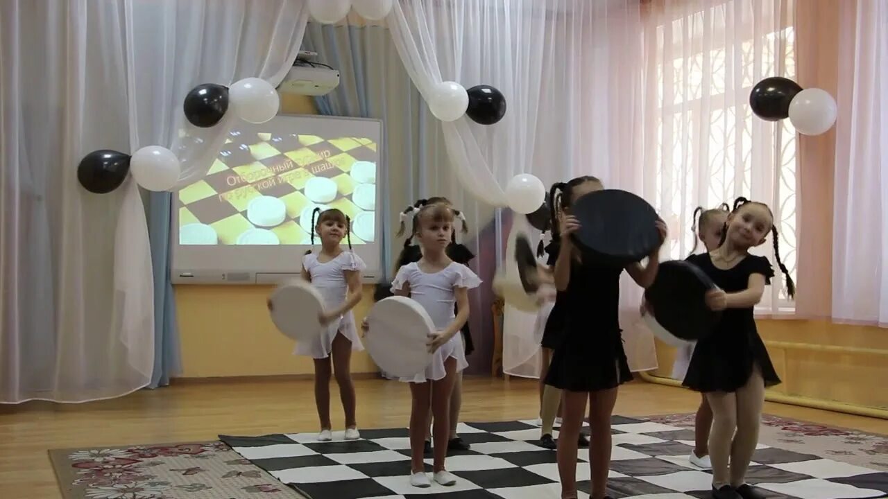 Танец шляпа видео. Танец шашечный турнир в детском саду. Костюм шашки танцевальный. Костюмы шашки для танца. Танец со шляпами.