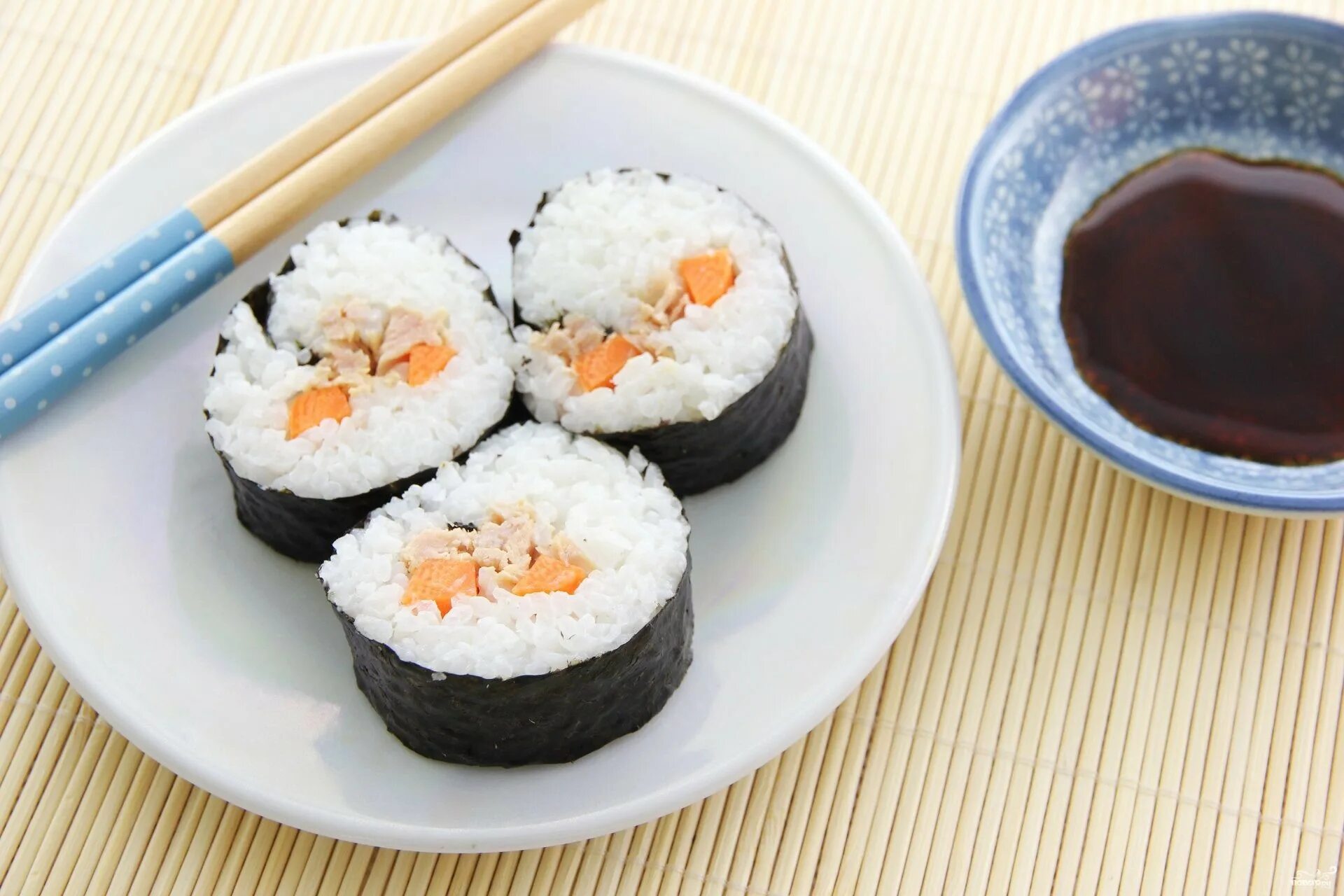 Как заправлять роллы рисовым уксусом. Суши и роллы. японская кухня рис. ролл с тунцом. приготовление суши.