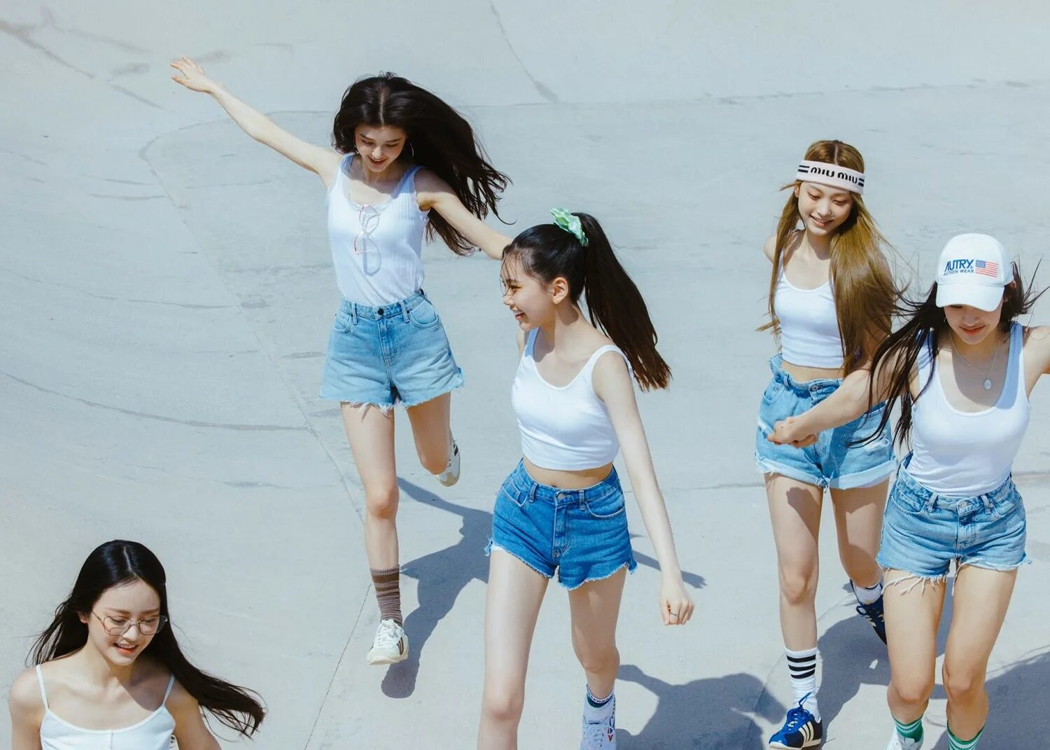 Группа нев джинс. Группа нев джинс. New jeans kpop участницы. New jeans группа кпоп. Нью джинс кпоп участницы.