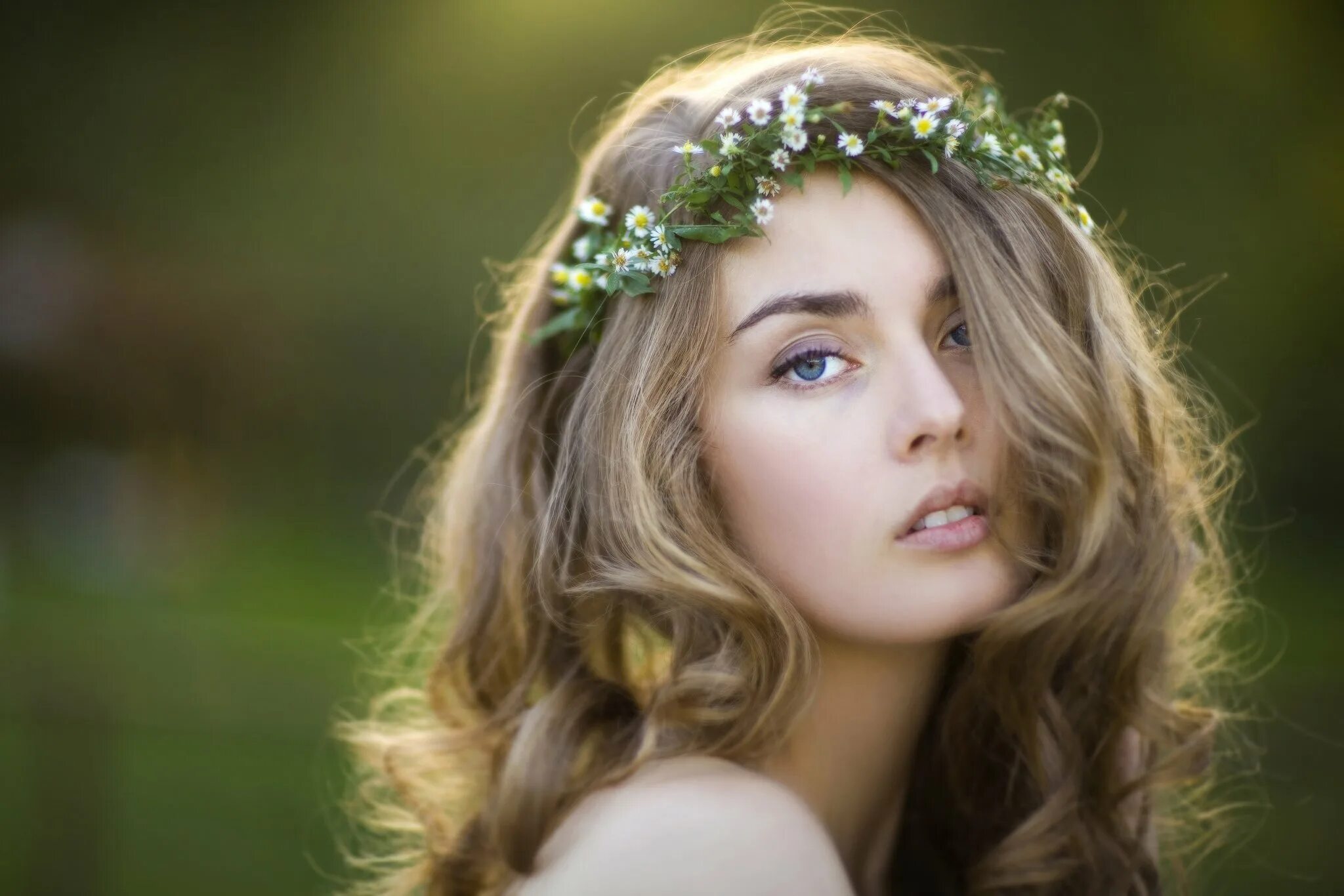 Фотопортрет девушки. Красивые лица девушек. Женское лицо на белом фоне. Девочка с венком на голове. Девушка на ветке.