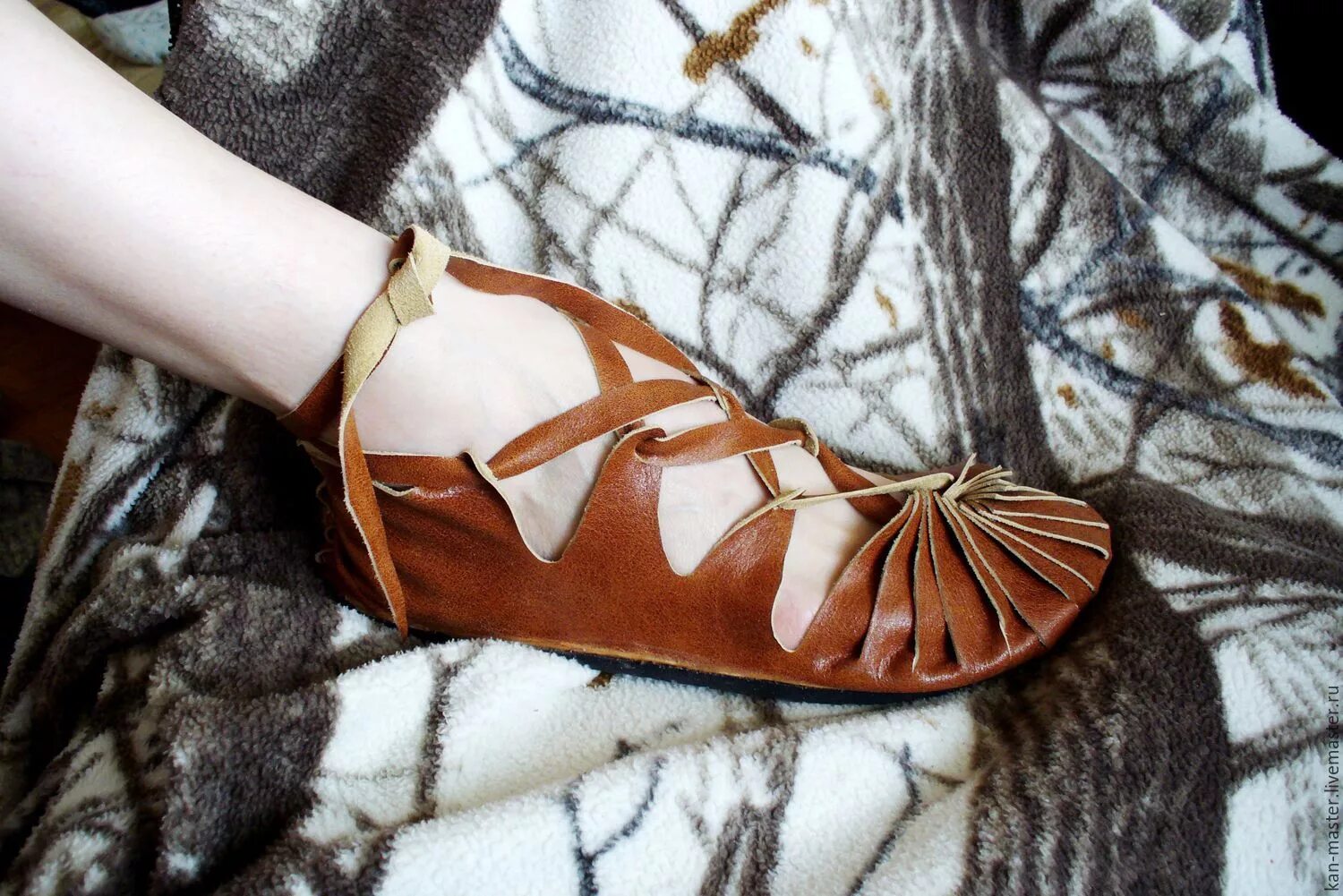 Обувь русь 13 век. Туфли бохо. Древняя славянская обувь. Башмаки в древней руси. Обувь бедняков средневековье.