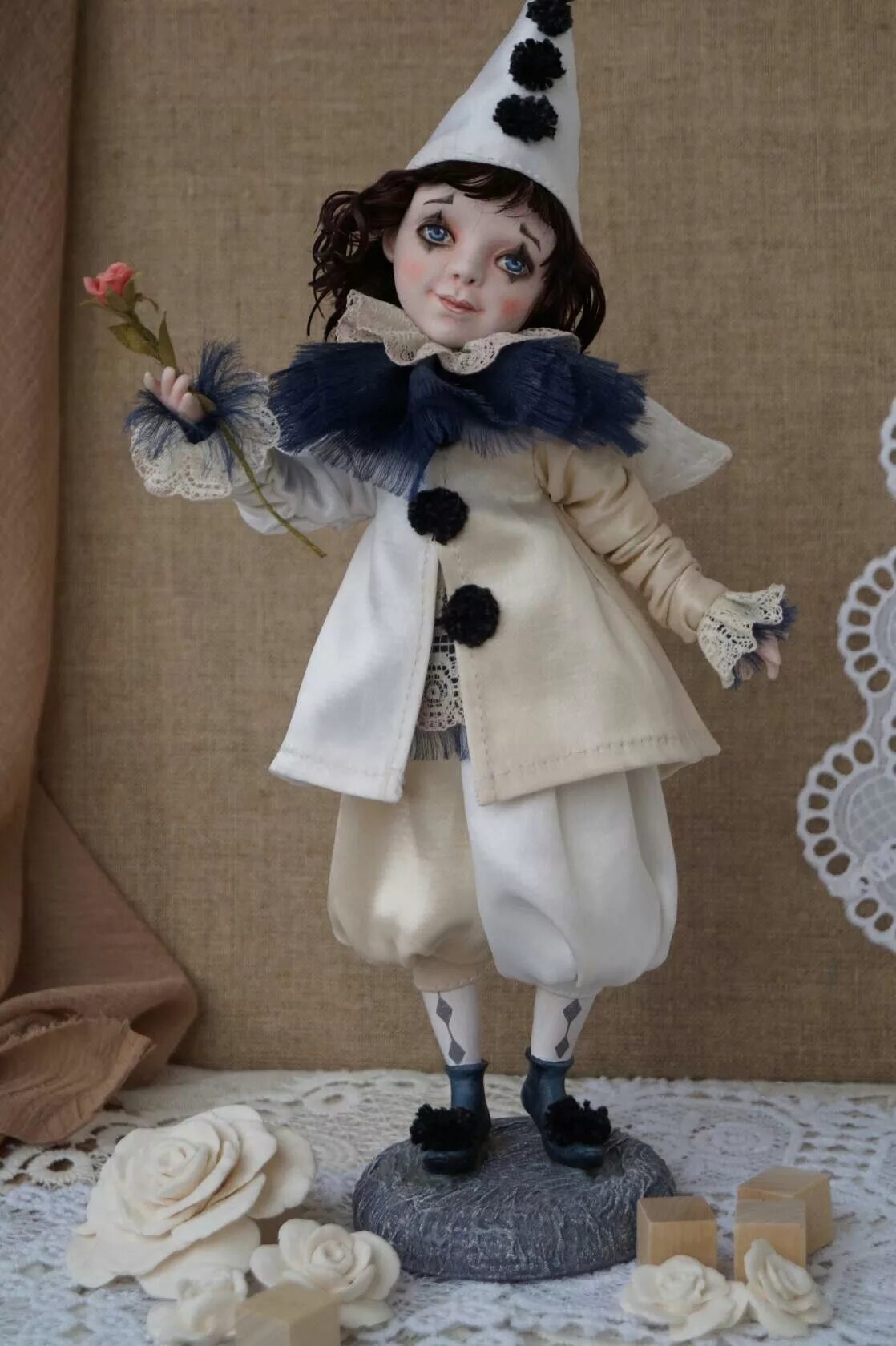 Кукла пьеро. Кукла пьеро. Куклы арлекино, буратино, пьеро коломбина. Грим пьеро дель арте. Кукла пьеро.