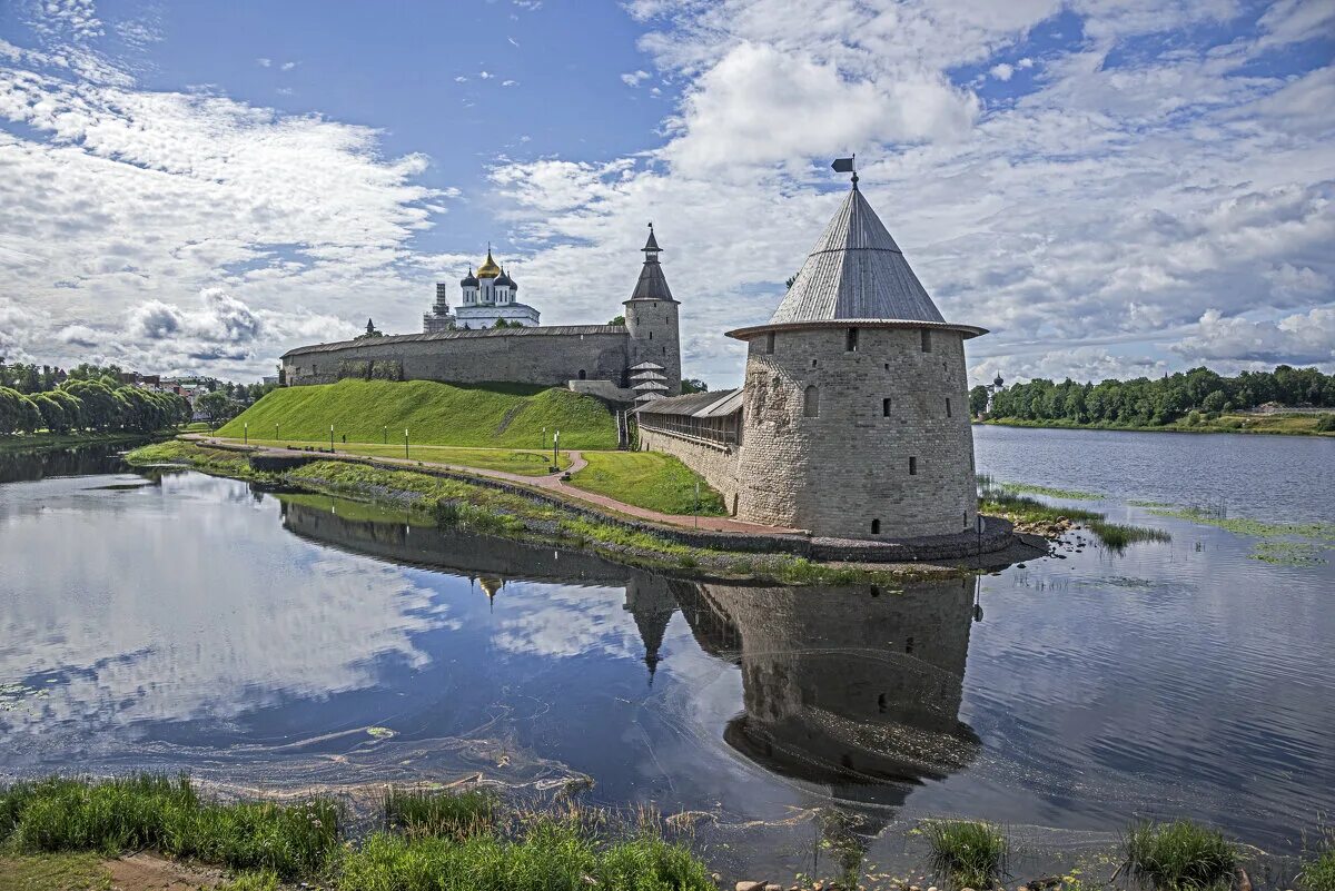 псков крепость осень. псковский кремль псков. 10. крепость на реке великой. псковская крепость (псковский кремль).