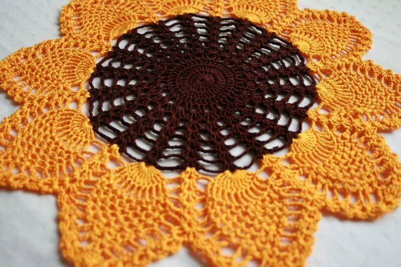 Салфетка подсолнух крючком. Салфетка подсолнух. Салфетка подсолнух крючком. Салфетка подсолнух крючком. Вязание крючком салфетка подсолнух.