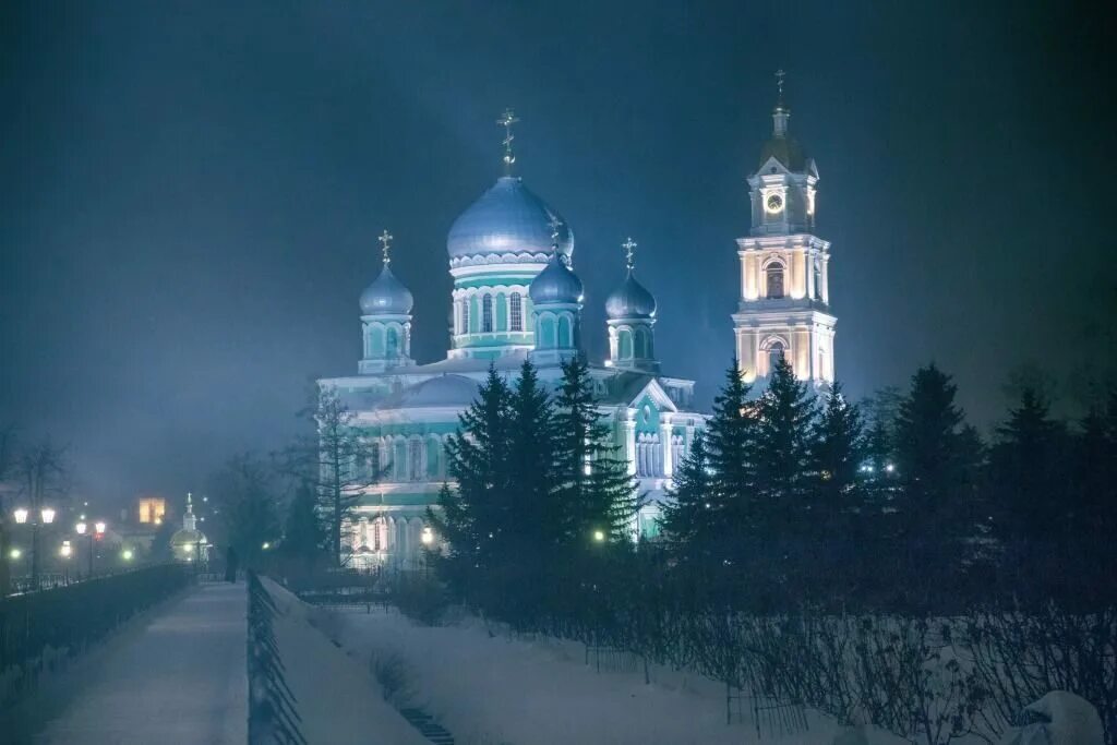 Дивеево ардатов. Свято-троицкий серафимо-дивеевский монастырь. дивеево монастырь зима. дивеевский монастырь зима. дивеево набережная 2025.