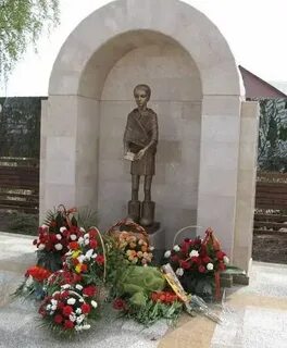 Памятник тане савичевой