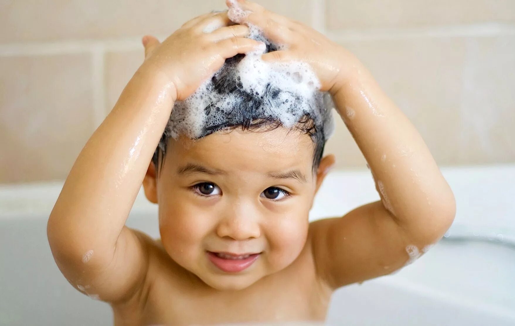 Child bath. Гигиена волос. Гигиена головы и волос. Мытье ребенка. Мытье волос ребенка.