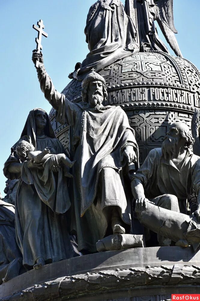 Памятник тысячелетия крещения руси. Князь владимир на памятнике тысячелетие россии. Памятник владимиру в новгороде. Памятник 1000 летию крещения руси. Владимир святославович памятник.
