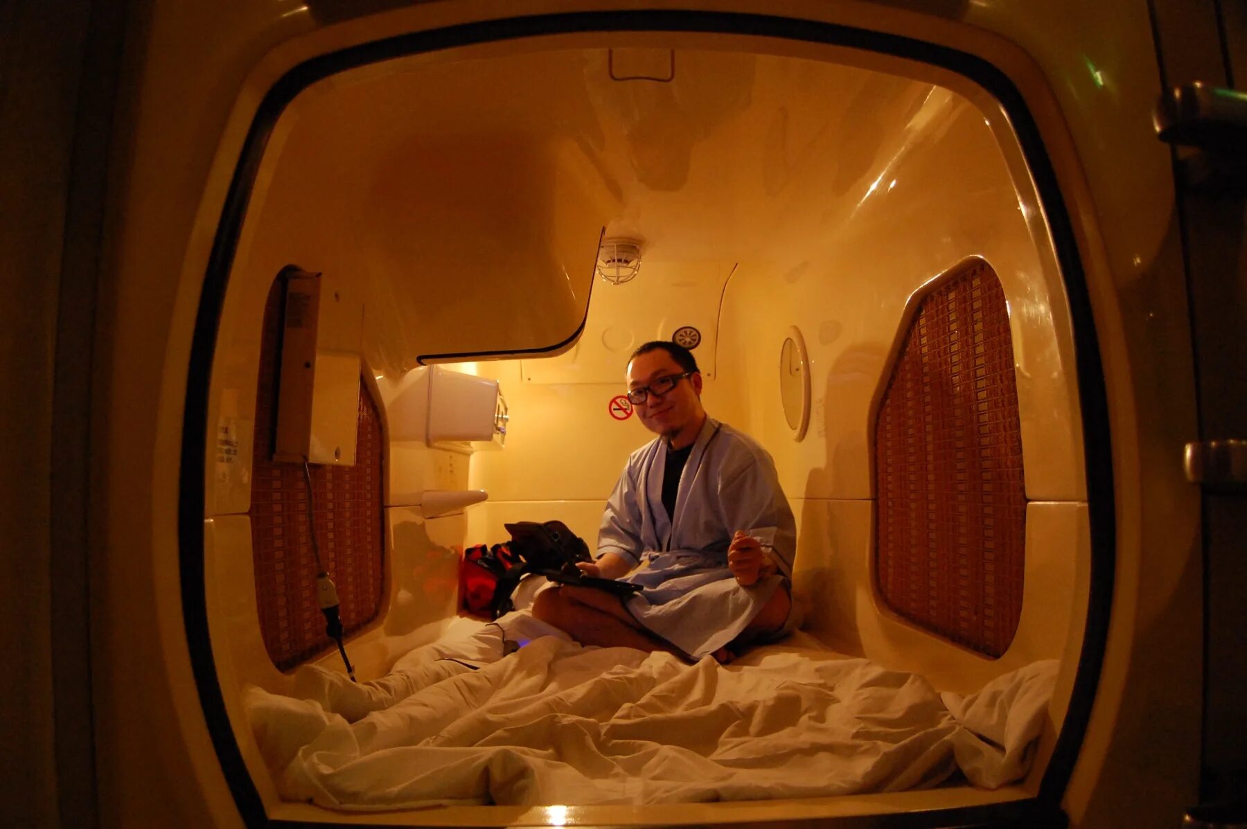 Капсульный отель (Capsule Hotel), Гаага. Капсульные отели в Японии. Отели капсулы в Японии. Capsule Hotel 1979. Человек живущий в капсуле