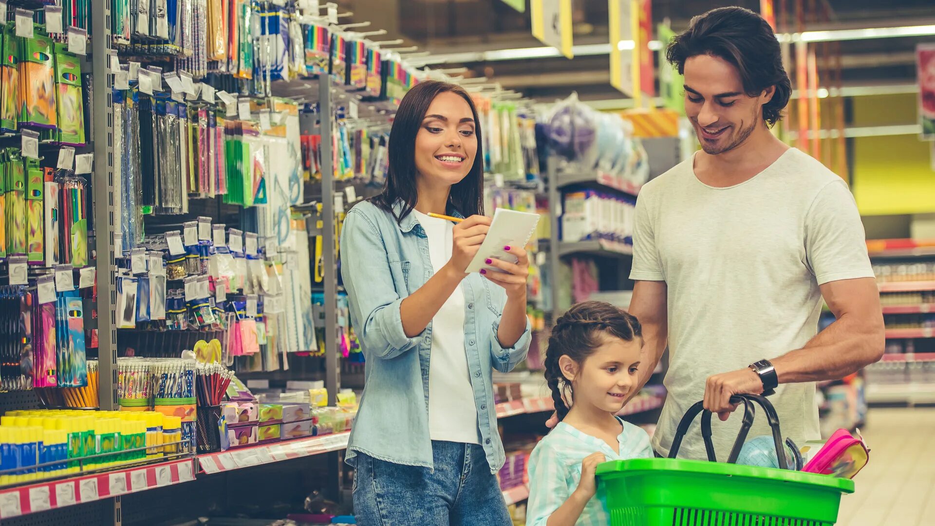 Help shopping. Супермаркет для мамы одежда. Израильские потребители. Защитил в супермаркете маму. School shop.