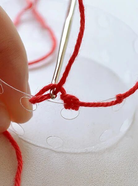 Петелька для игрушки. Плетение браслета из нити. Как быстро завязать нитку на елочную игрушку. Браслет из ниток. Как быстро завязать нитку на елочную игрушку.