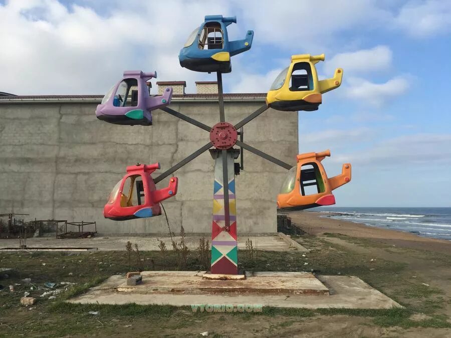 Парки аттракционов в дербенте. Луна парк дербент. Парки аттракционов в дербенте. Парк на боевке курск аттракционов лунапарк. Луна парк дербент.