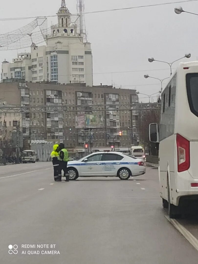 Почему перекрыли площадь. Волгоградка перекрыта. Центр Воронежа перекрыт сегодня. Воронеж перекрыт Московский проспект. Набережную Воронежа перегородили.