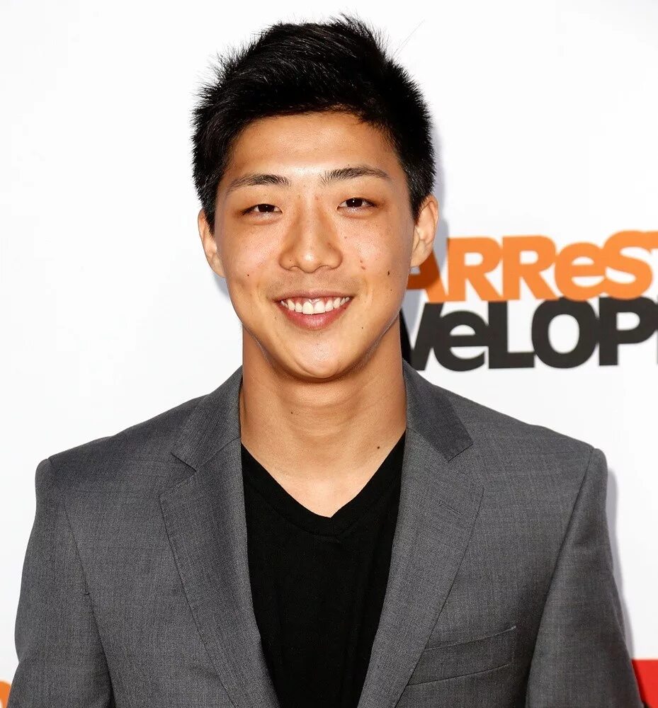 Жив ли актер. Justin lee. justin lee (actor). джастин ли актер. зион ли актер.