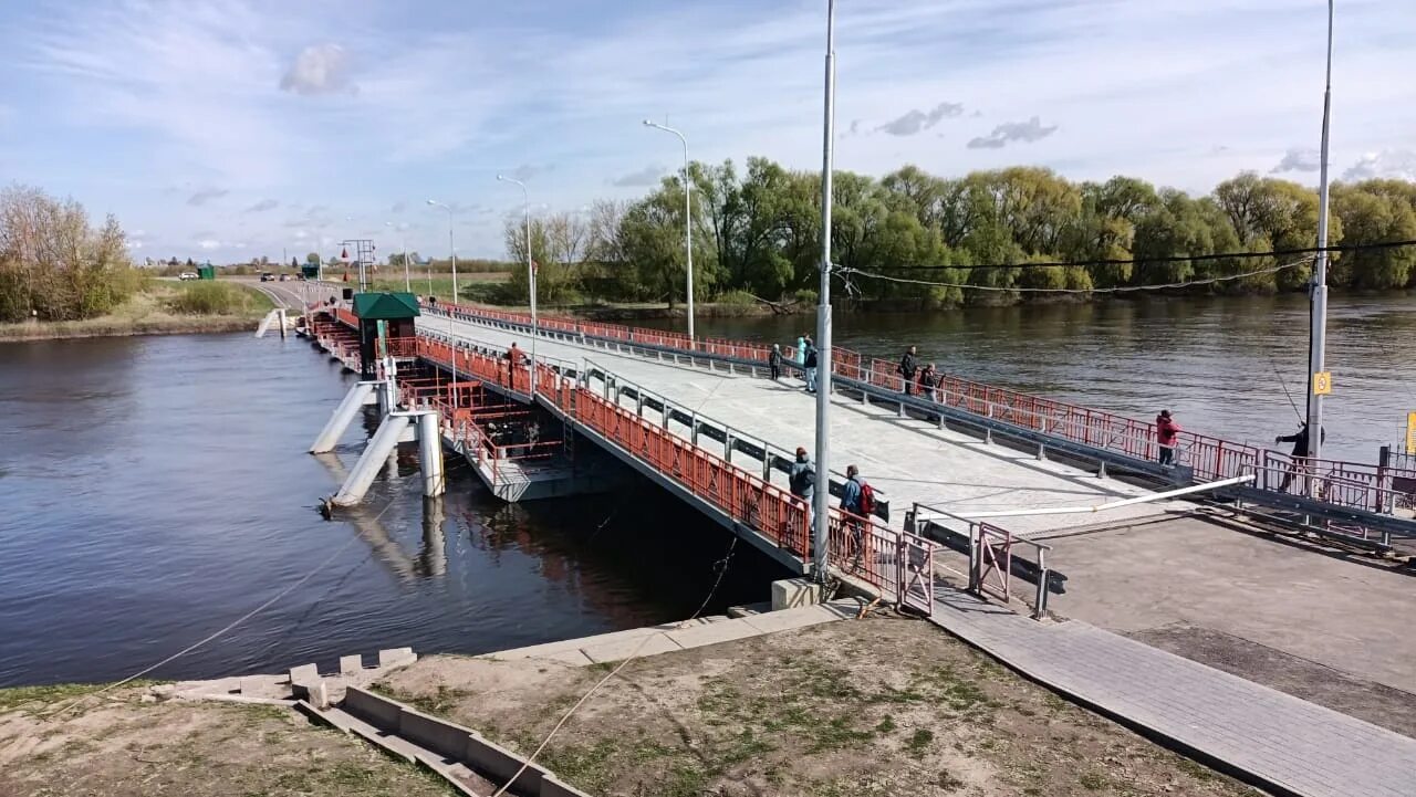 Уровень реки коломна. Бобреневский мост Коломна. Бобреневский Понтонный мост. Наплавной мост в Коломне. Понтонный мост Коломна.