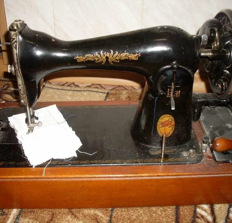 Старинная ручная швейная машинка